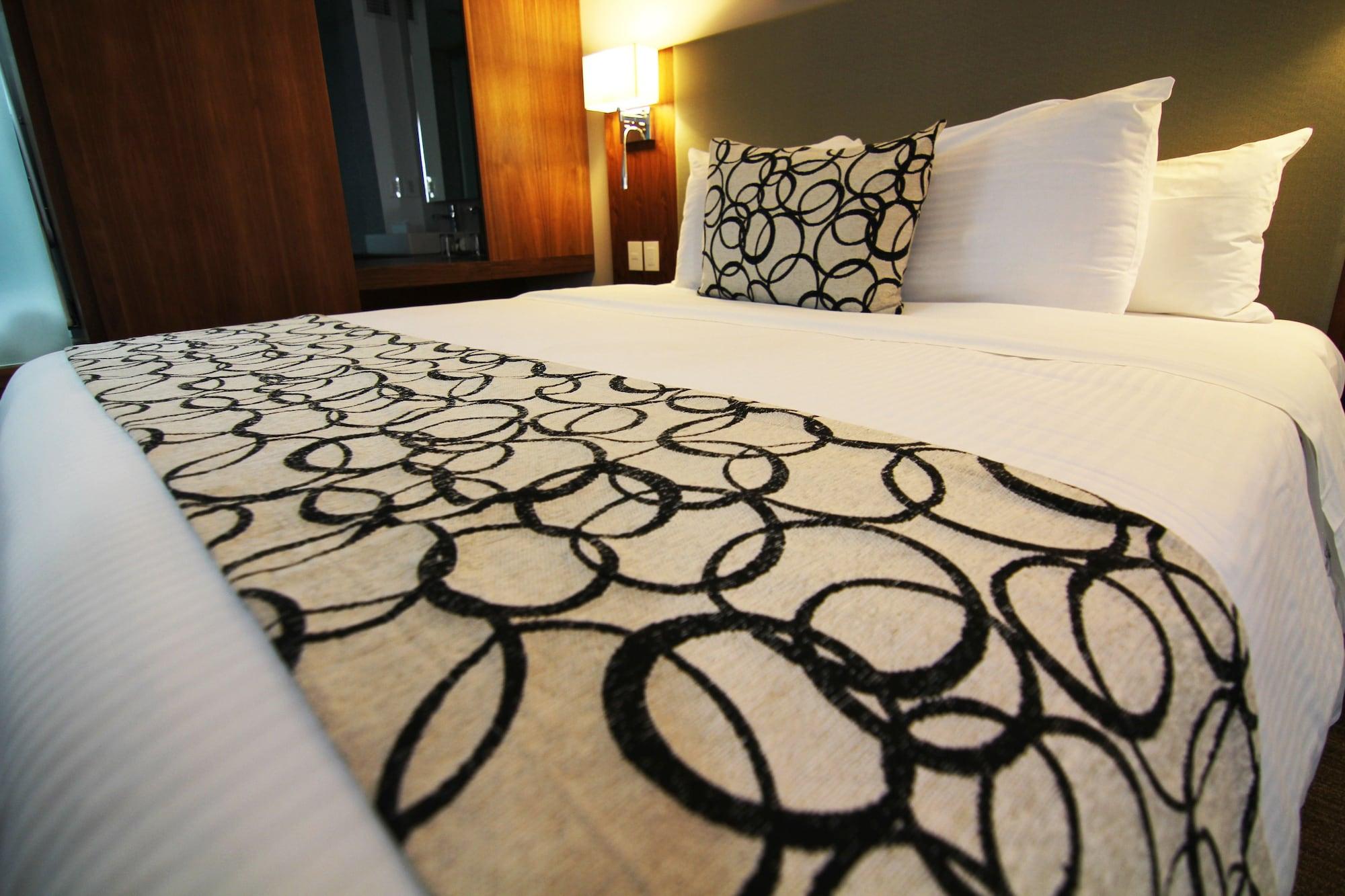 Casa Inn Premium Hotel Queretaro Miranda Dış mekan fotoğraf A bed runner