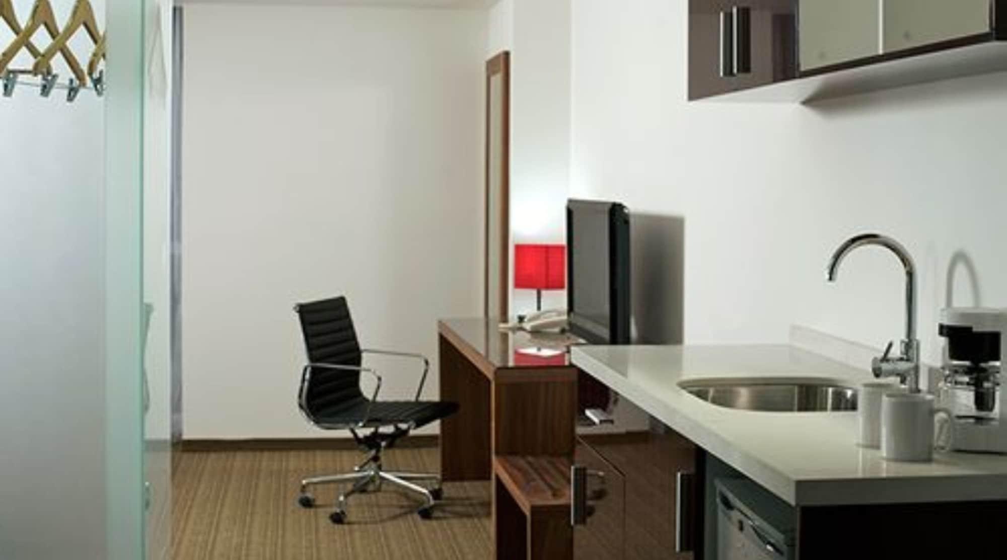 Casa Inn Premium Hotel Queretaro Miranda Dış mekan fotoğraf A typical studio apartment