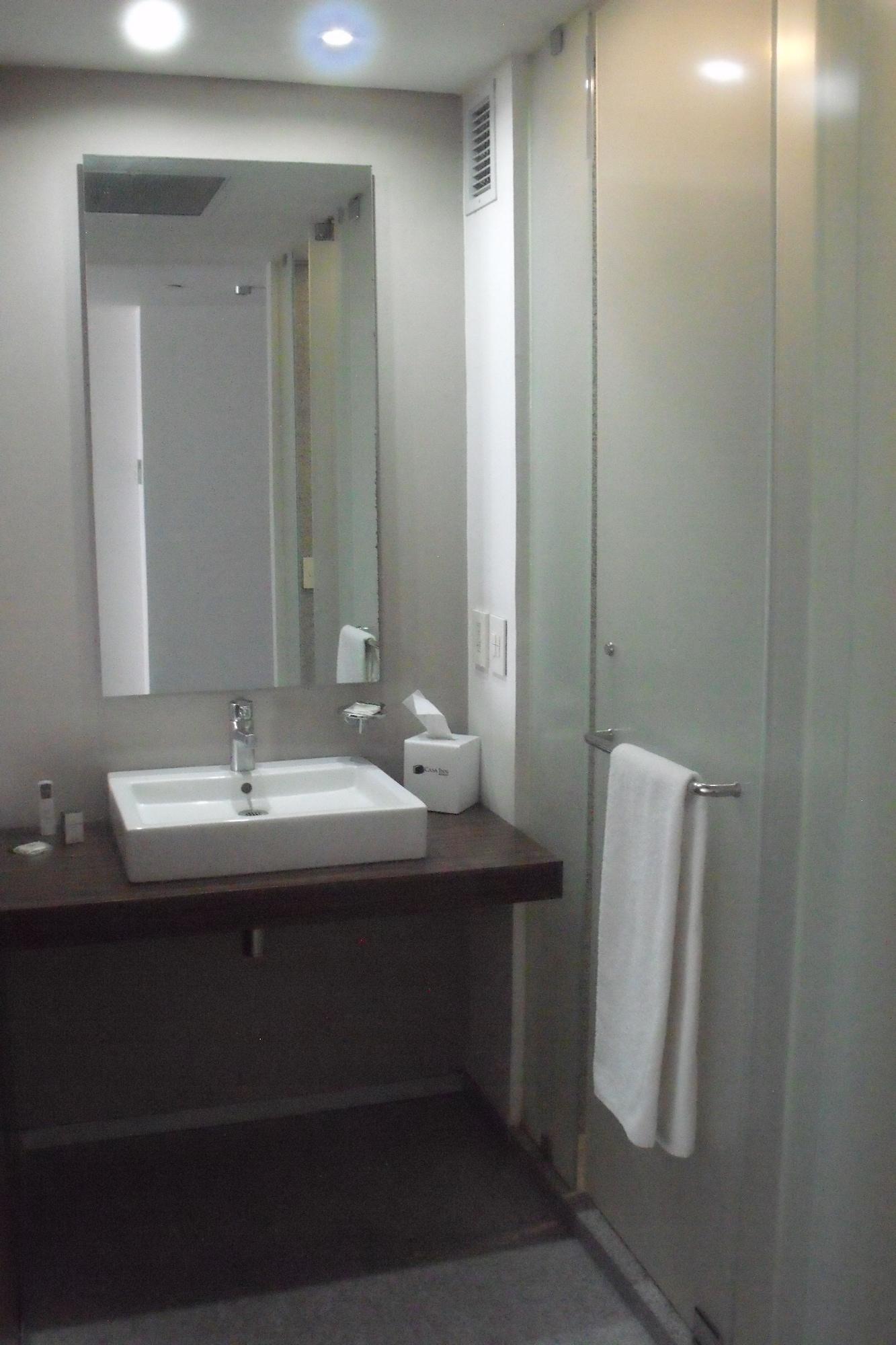 Casa Inn Premium Hotel Queretaro Miranda Dış mekan fotoğraf A bathroom in a hotel