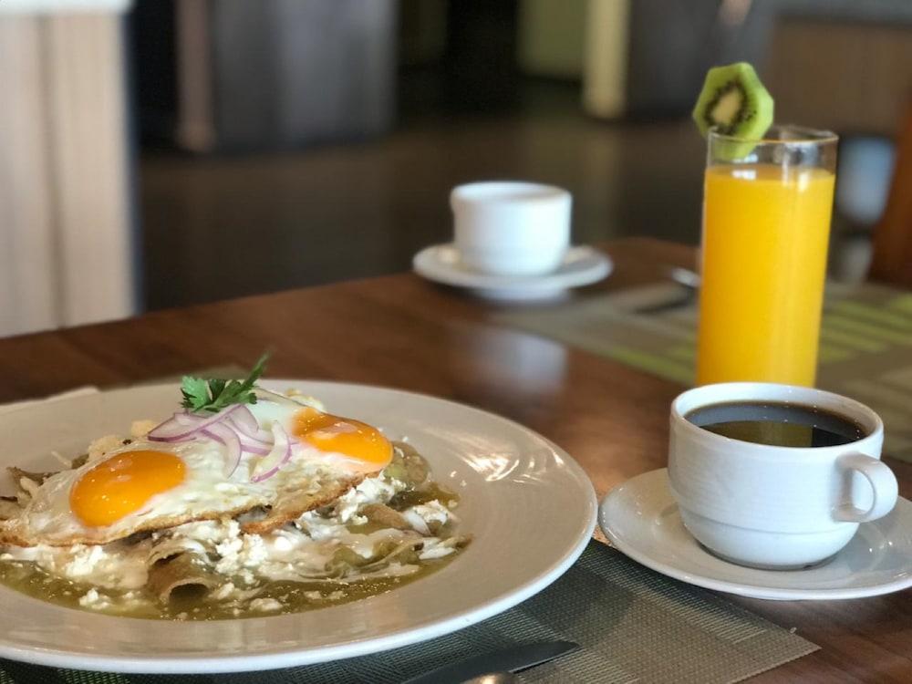 Casa Inn Premium Hotel Queretaro Miranda Dış mekan fotoğraf Huevos rancheros