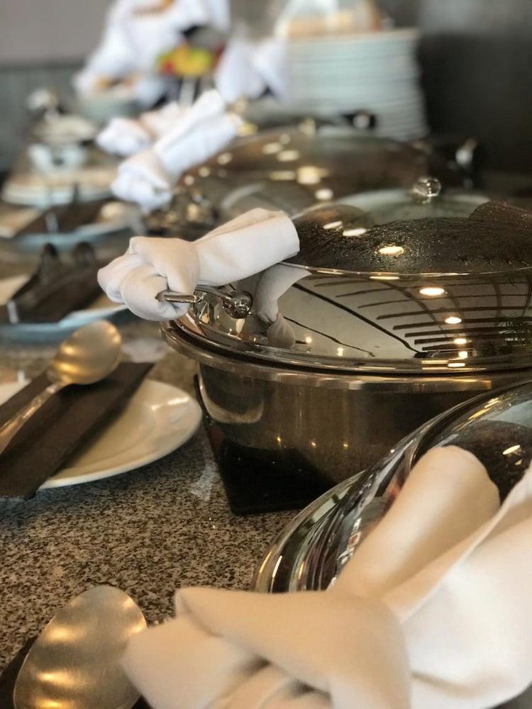 Casa Inn Premium Hotel Queretaro Miranda Dış mekan fotoğraf A chafing dish