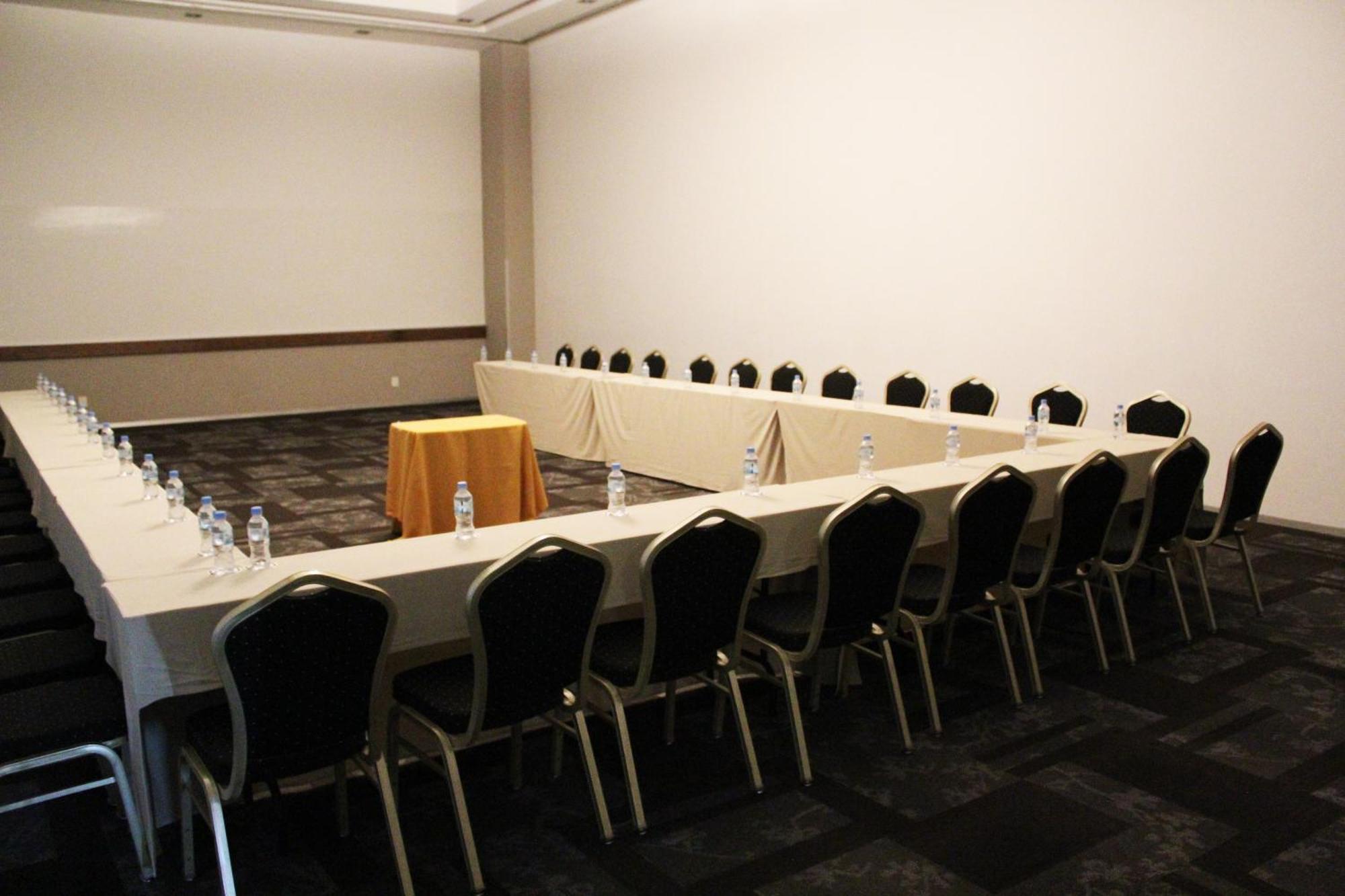 Casa Inn Premium Hotel Queretaro Miranda Dış mekan fotoğraf U-shaped table