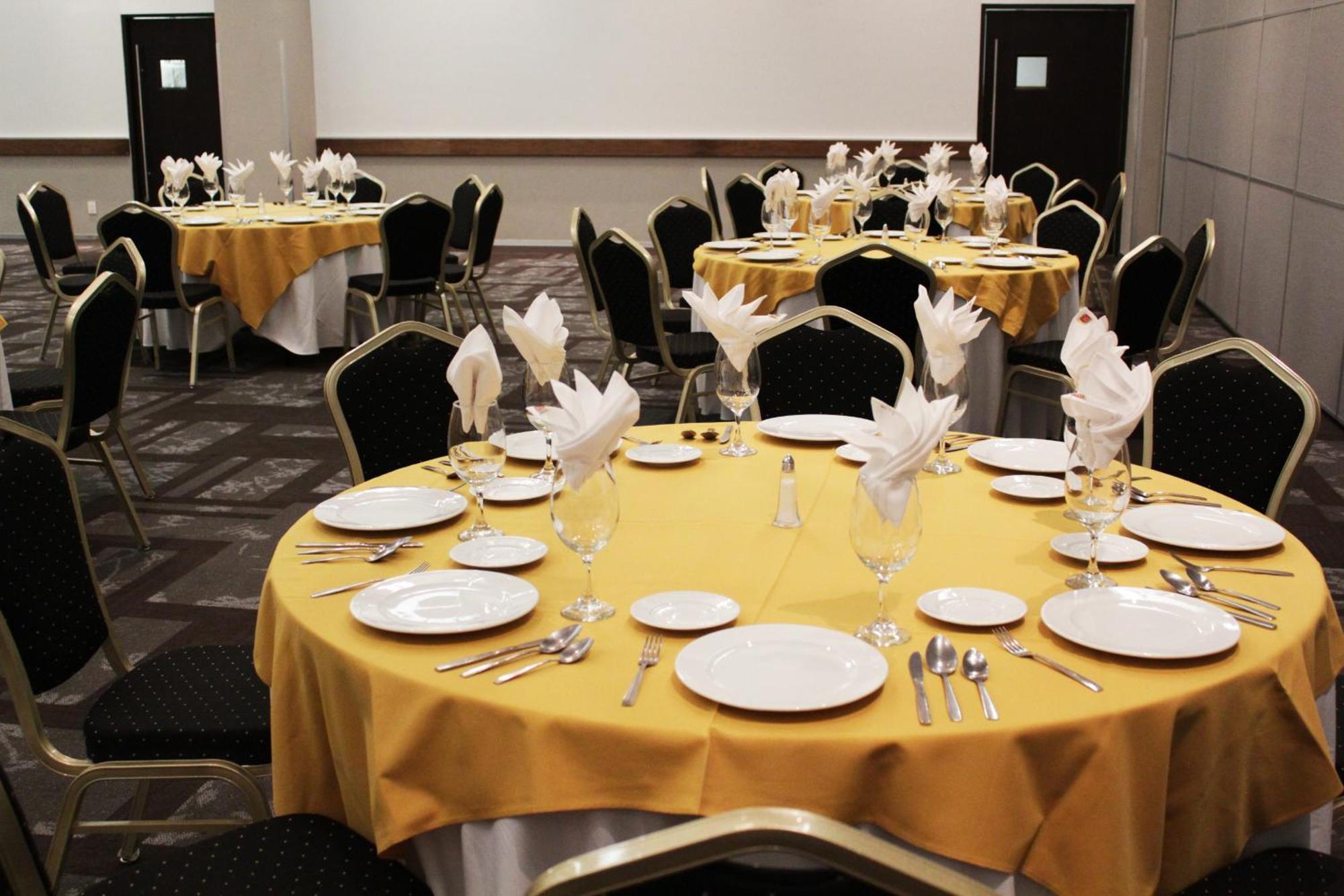 Casa Inn Premium Hotel Queretaro Miranda Dış mekan fotoğraf A table set for a formal dinner