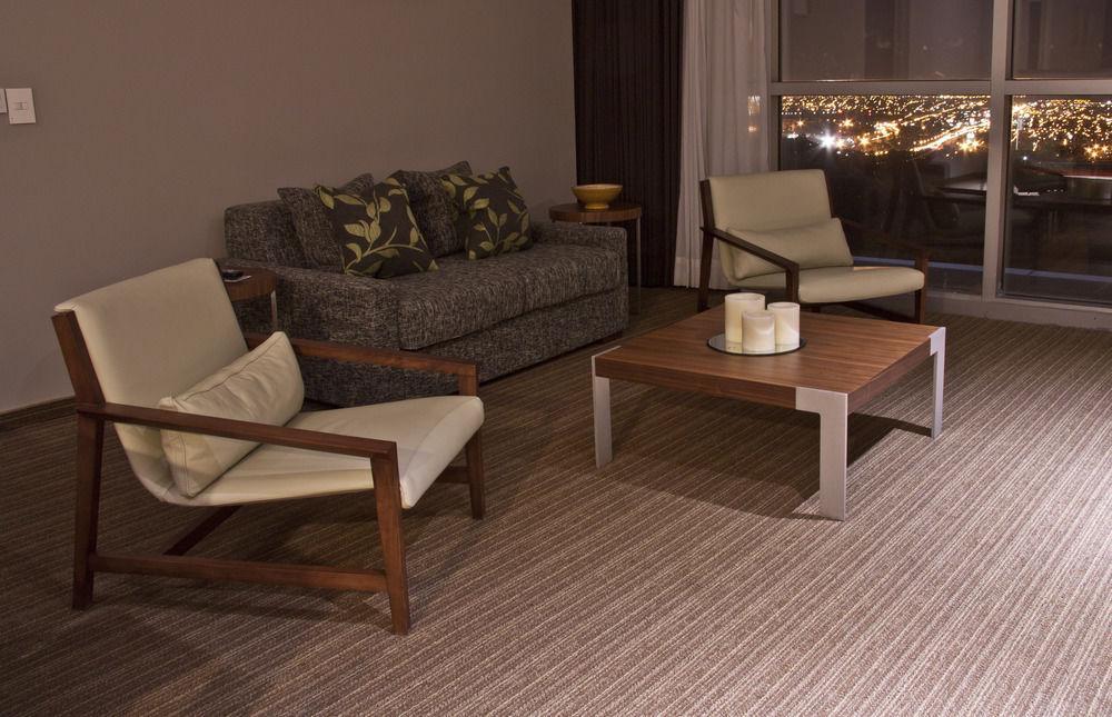 Casa Inn Premium Hotel Queretaro Miranda Dış mekan fotoğraf A room with carpet